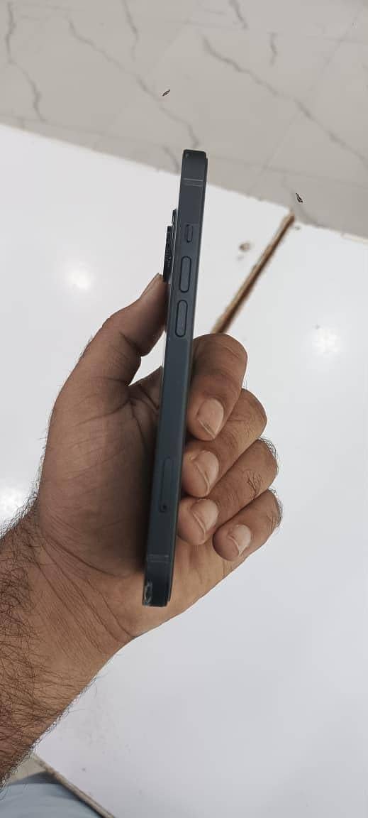 Apple iPhone 13 5