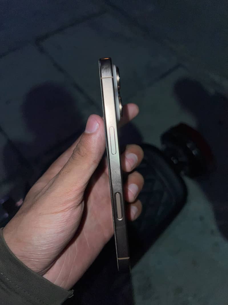 Apple iPhone 16 Pro 3