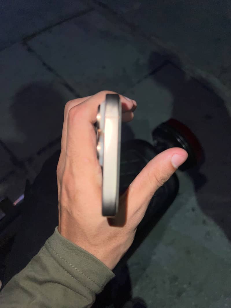 Apple iPhone 16 Pro 4