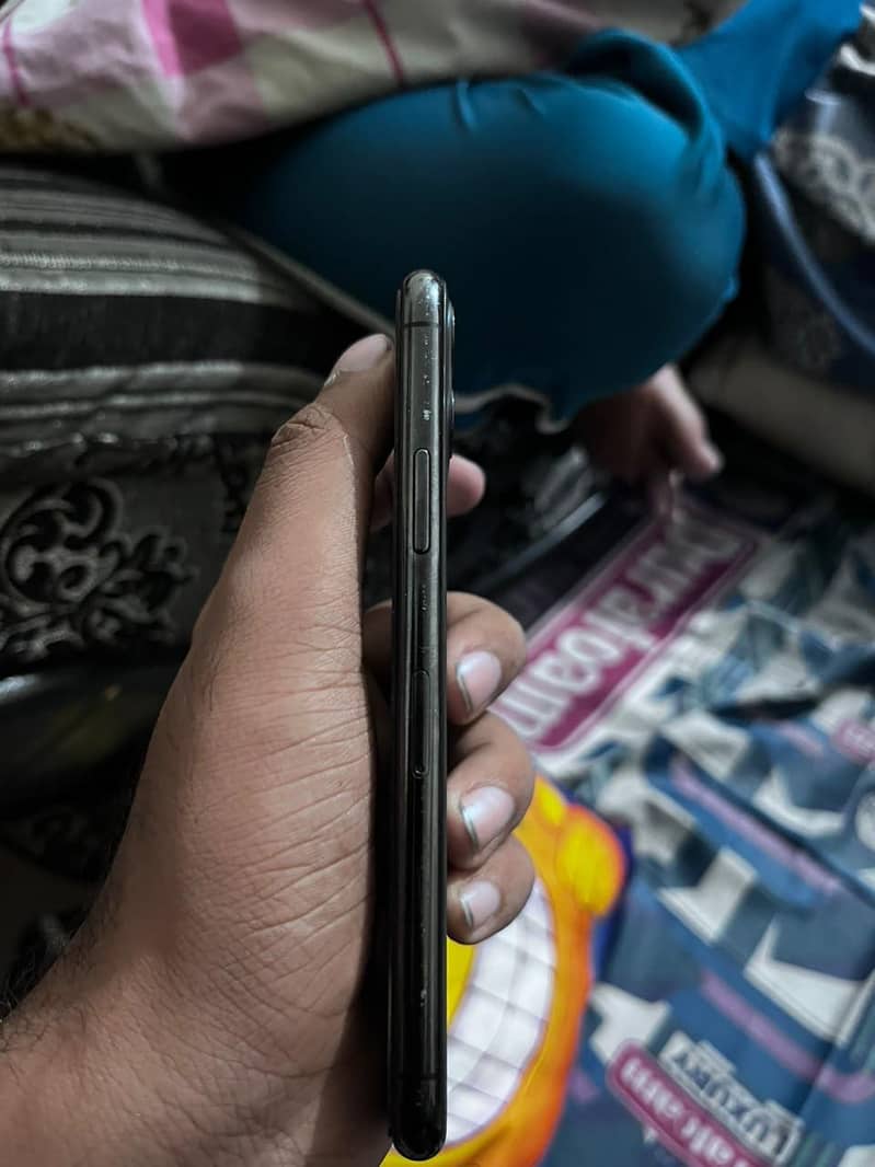 Apple iPhone 11 Pro 4