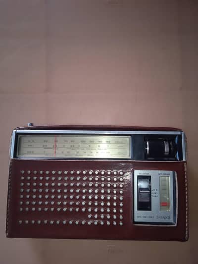 National Panasonic R-312 a vintage 8-transistor, 3-band portable radio