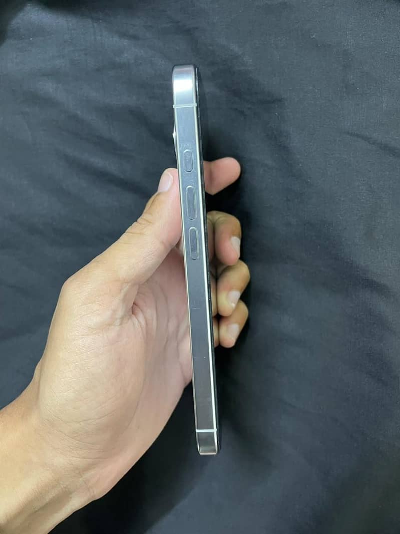 iPhone 16 Pro 4