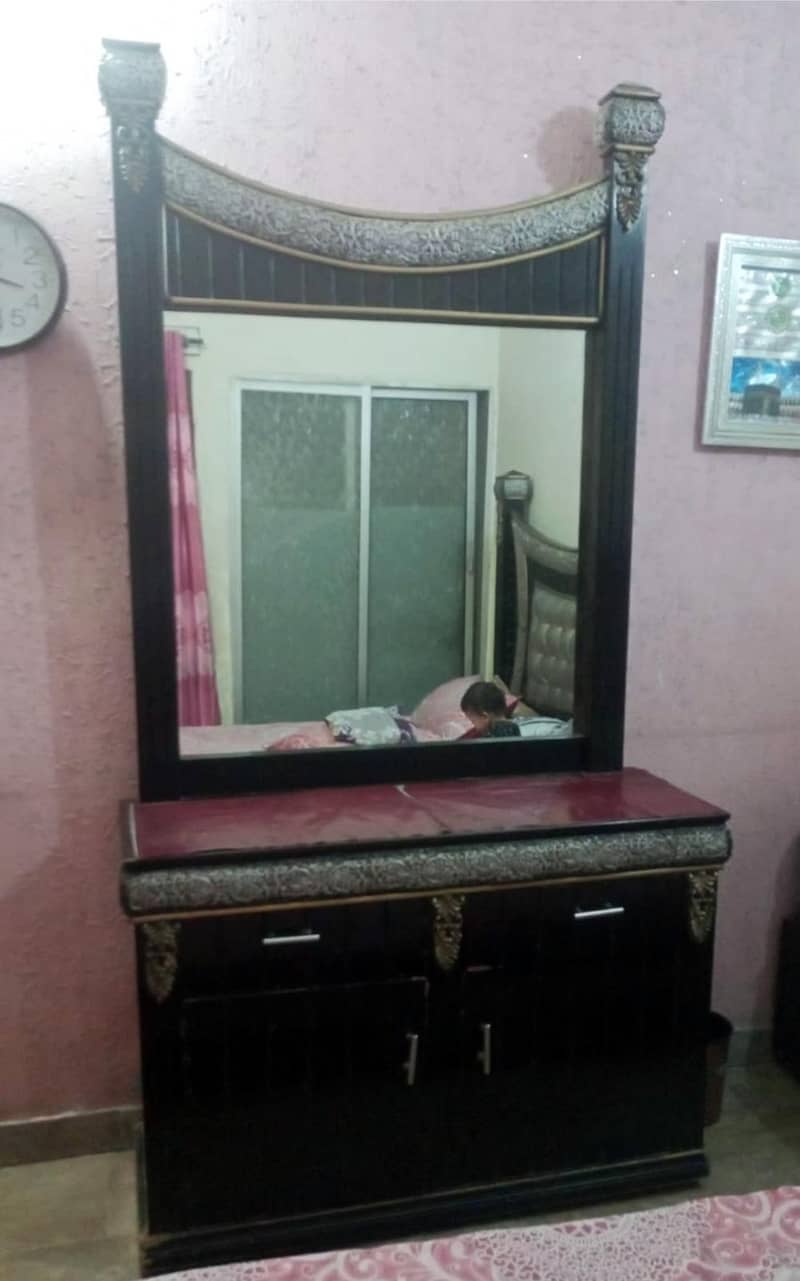 Dressing table and showcase 0