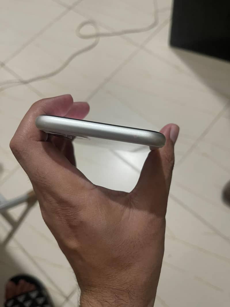 Apple iPhone 11 4