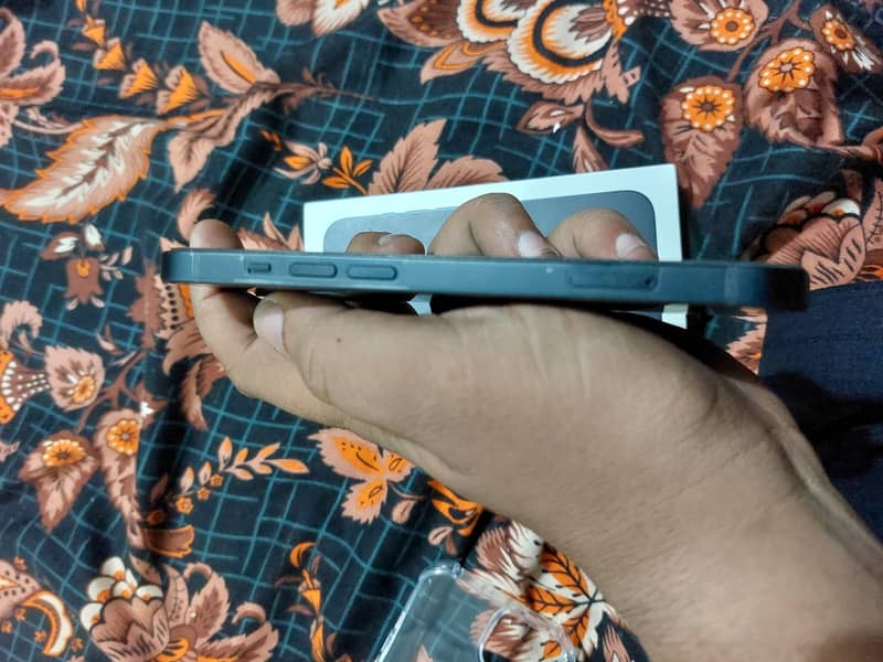 Apple iPhone 13 4