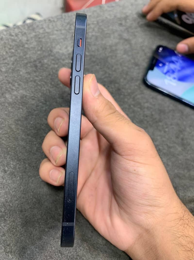 Apple iPhone 12 3