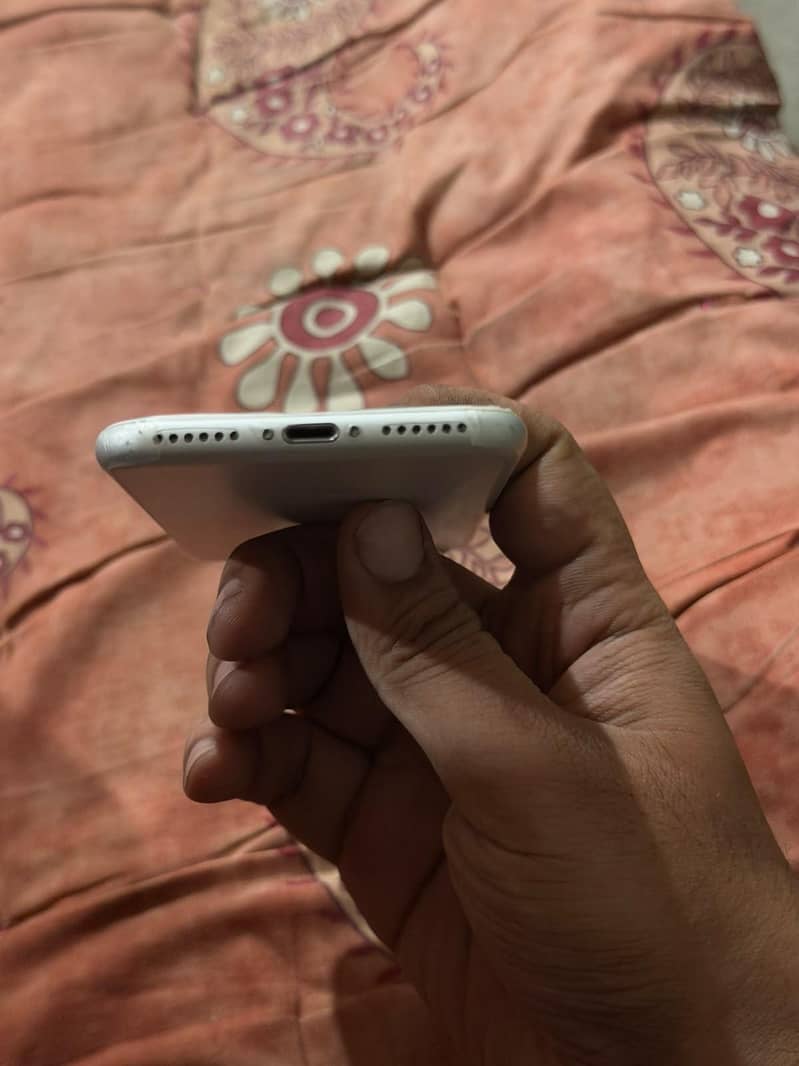 Apple iPhone 8 3