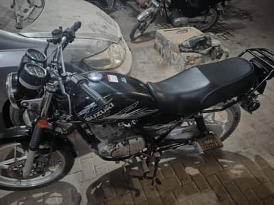 Suzuki 150 for sale in very good condition very slightly used