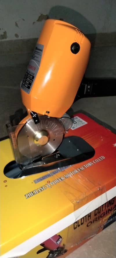 Clothes Cutting Machine