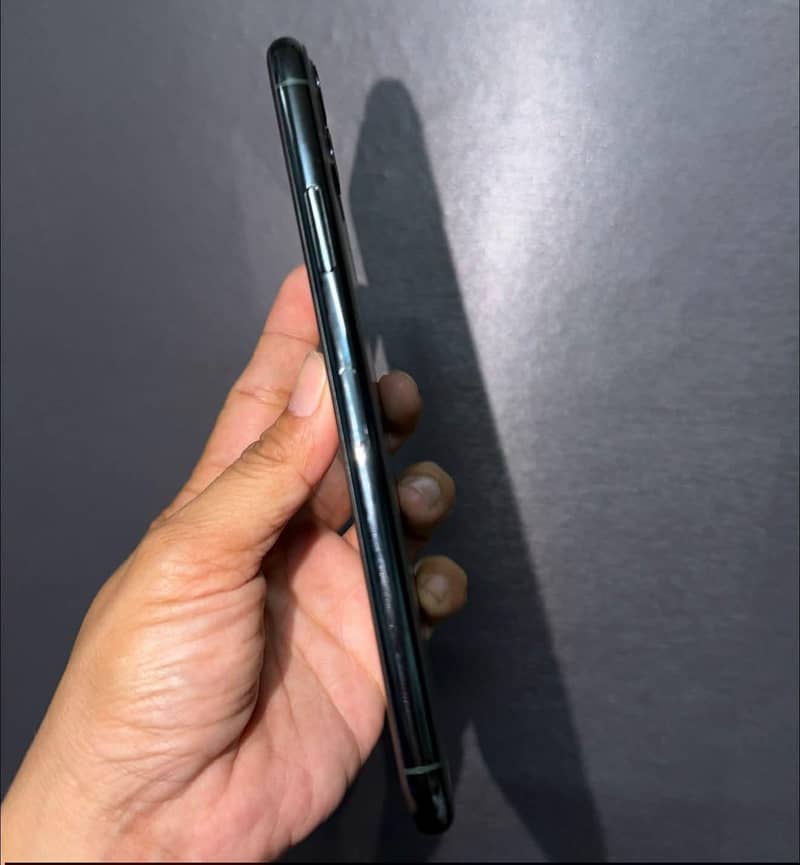 Apple iPhone 11 Pro Max 4