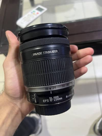 Canon EF-S 18–200mm f/3.5–5.6 IS (Image Stabilizer).