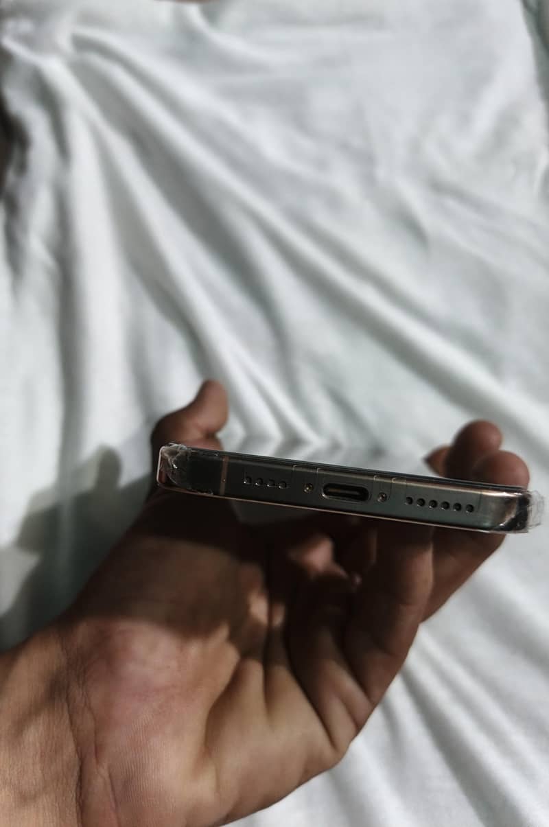 Apple iPhone 16 Pro Max 2