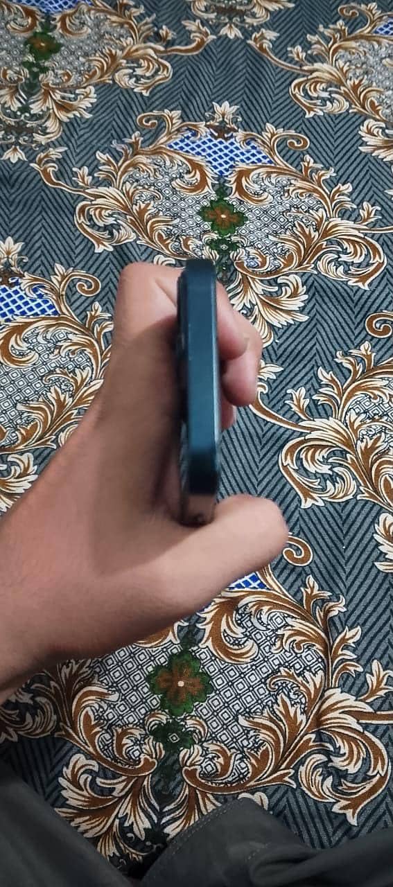Apple iPhone 13 4