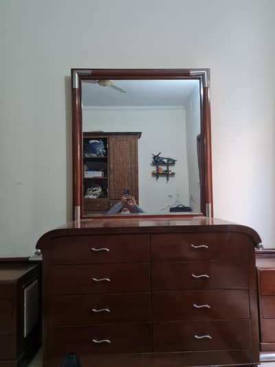 Chenone Suzzane Bed Set Urgently For Sale