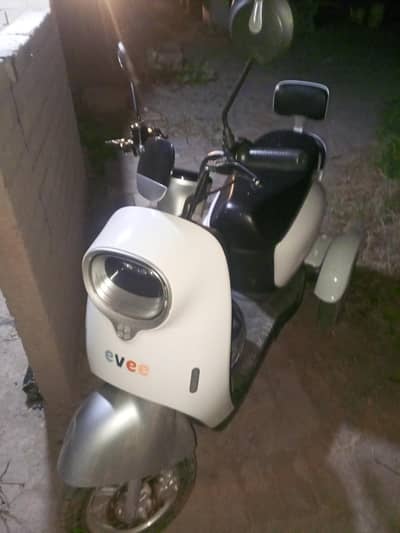 evee nisa 3 wheels lush condition only 500 kilometers use