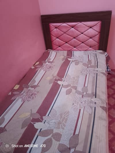 single bed with metress