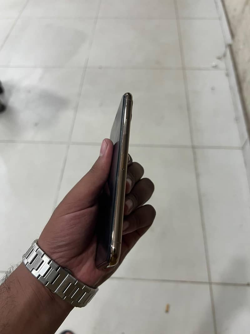 Apple iPhone 11 Pro Max 2