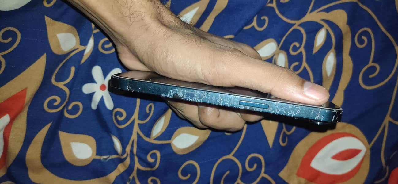Apple iPhone 13 2