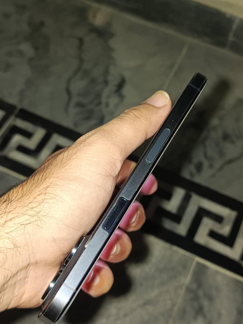 Apple iPhone 15 Pro Max 2