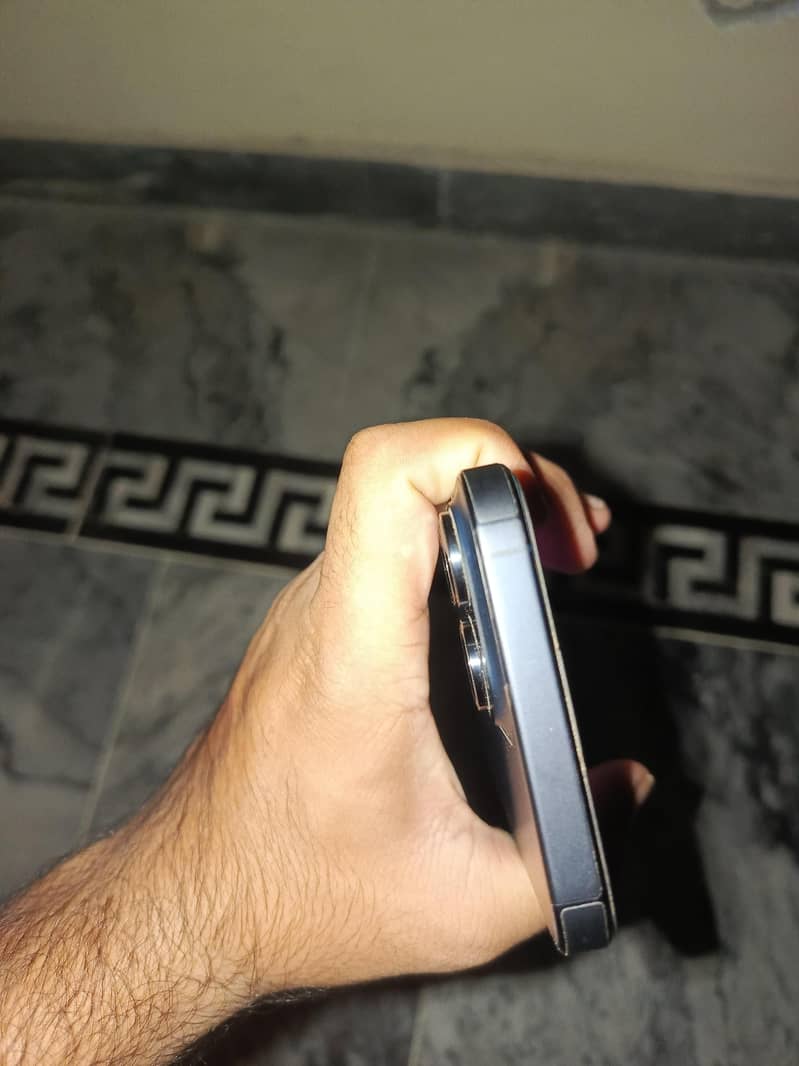 Apple iPhone 15 Pro Max 4