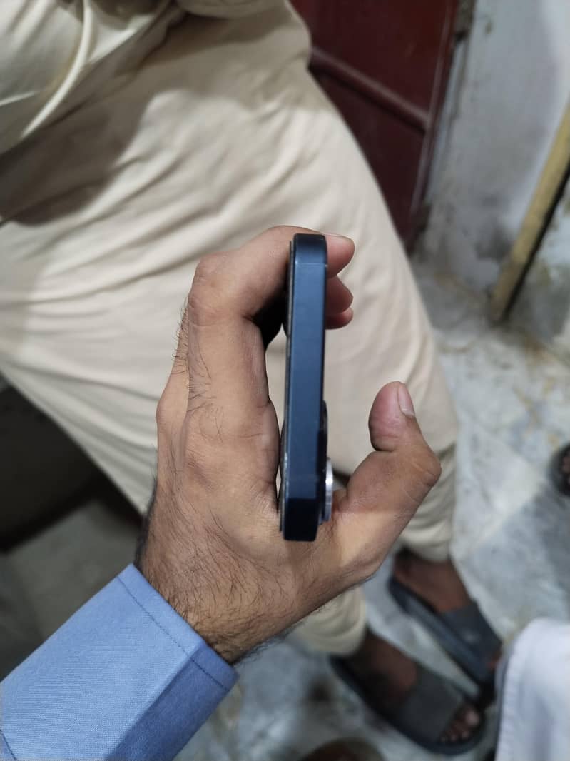 Apple iPhone 13 4