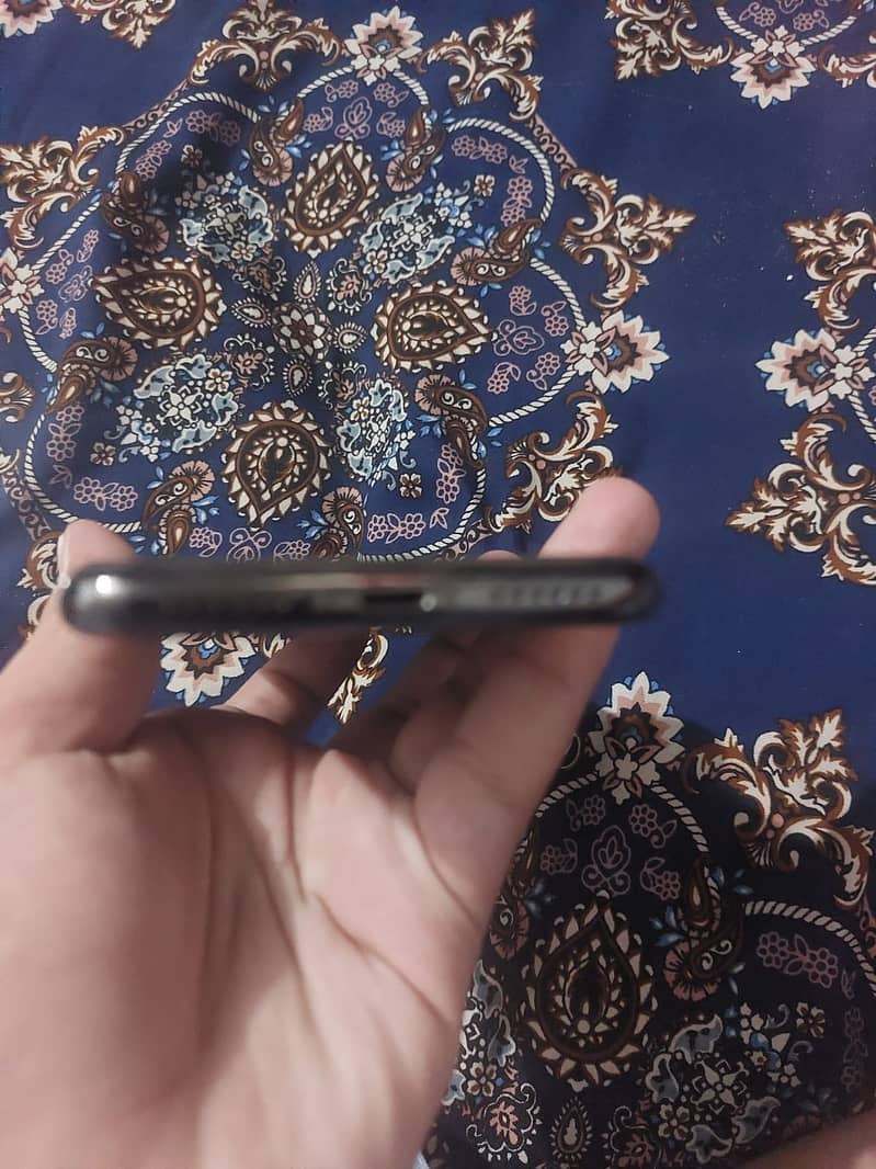 Apple iPhone X 4