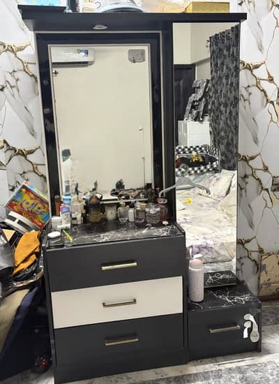 Selling this wooden dressing table