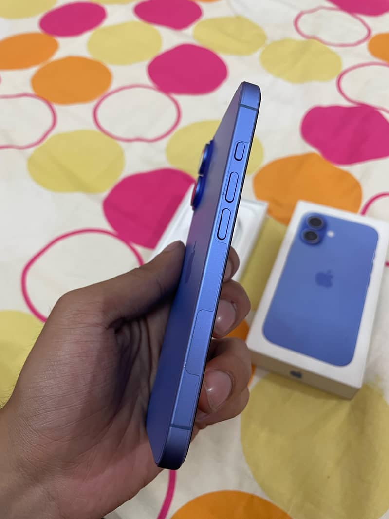 Apple iPhone 16 4