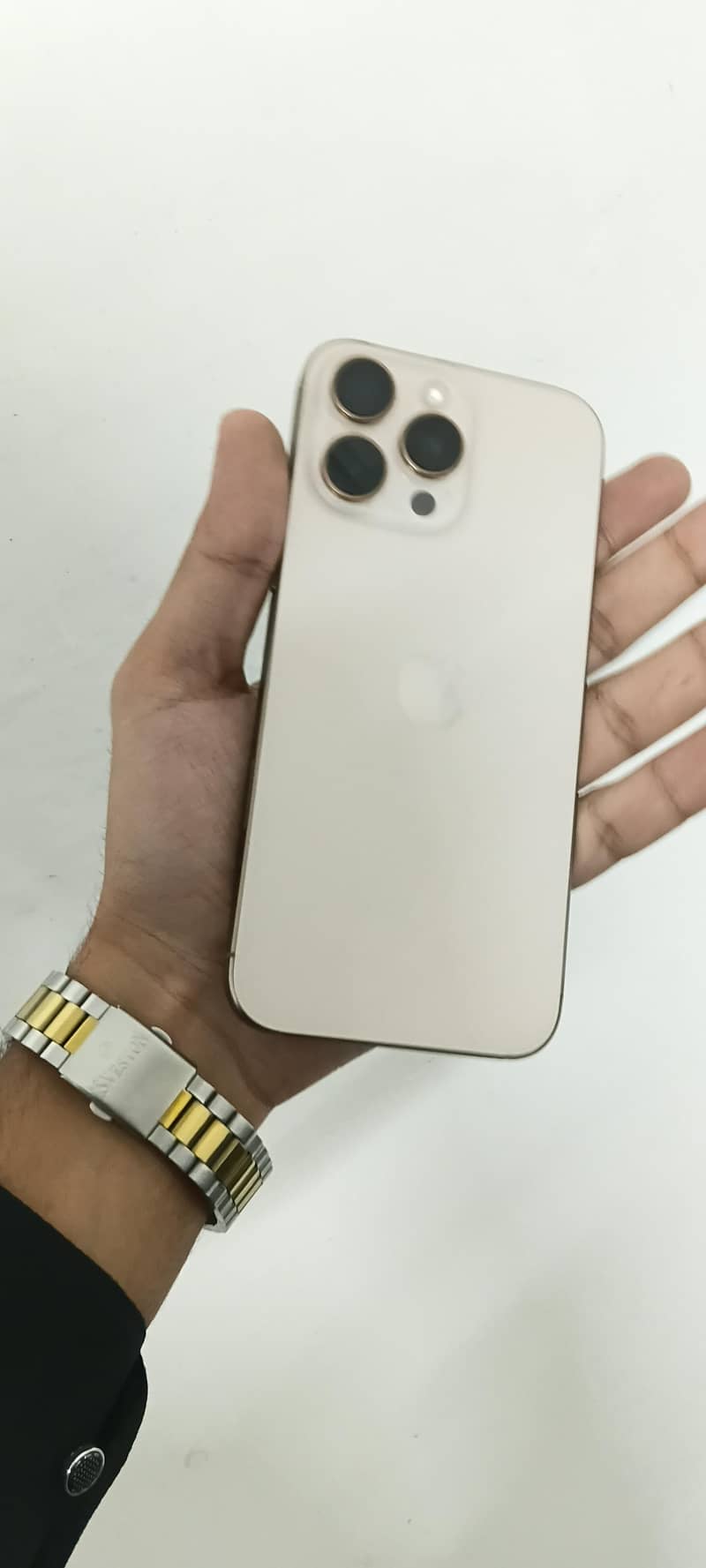 Apple iPhone 16 Pro Max 1