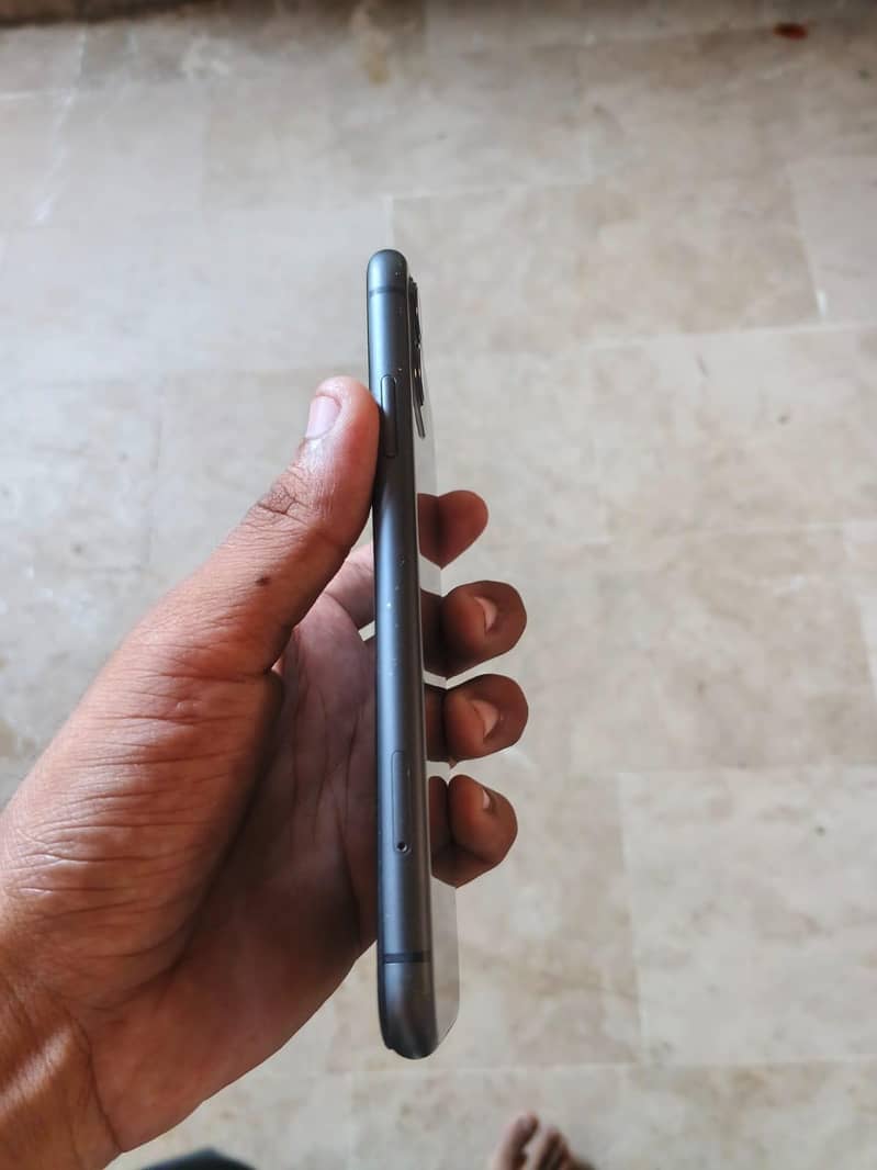 Apple iPhone 11 - Mobile Phones - 1120396017
