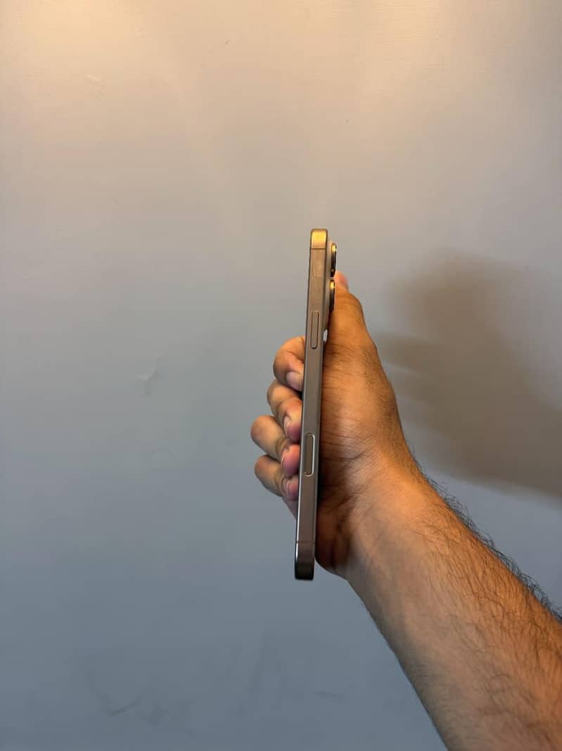 Apple iPhone 16 Pro Max 6