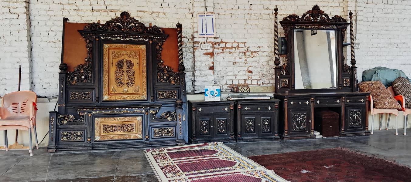 ڈبل بیڈ  اور  سنگر میز  ساتھ  دو سائیڈٹیبل  ہیں۔ 1