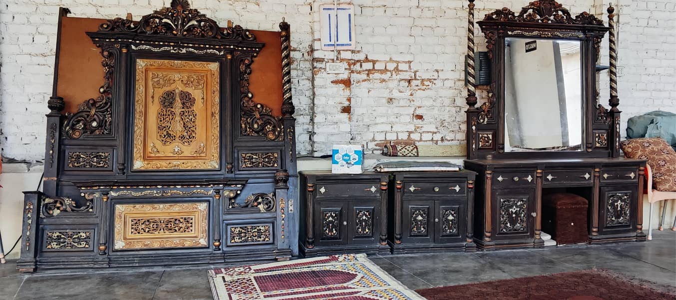 ڈبل بیڈ  اور  سنگر میز  ساتھ  دو سائیڈٹیبل  ہیں۔ 2