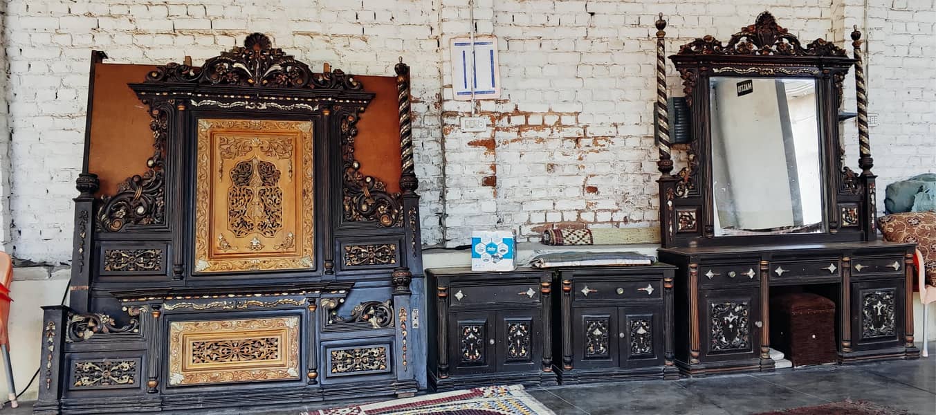 ڈبل بیڈ  اور  سنگر میز  ساتھ  دو سائیڈٹیبل  ہیں۔ 3
