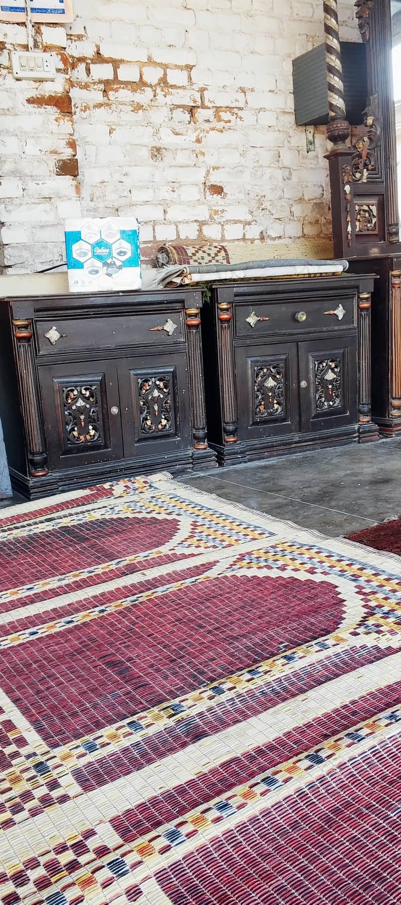 ڈبل بیڈ  اور  سنگر میز  ساتھ  دو سائیڈٹیبل  ہیں۔ 7