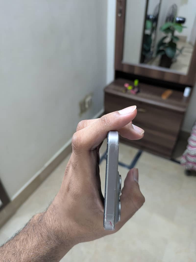 iPhone 15 Pro Max 4