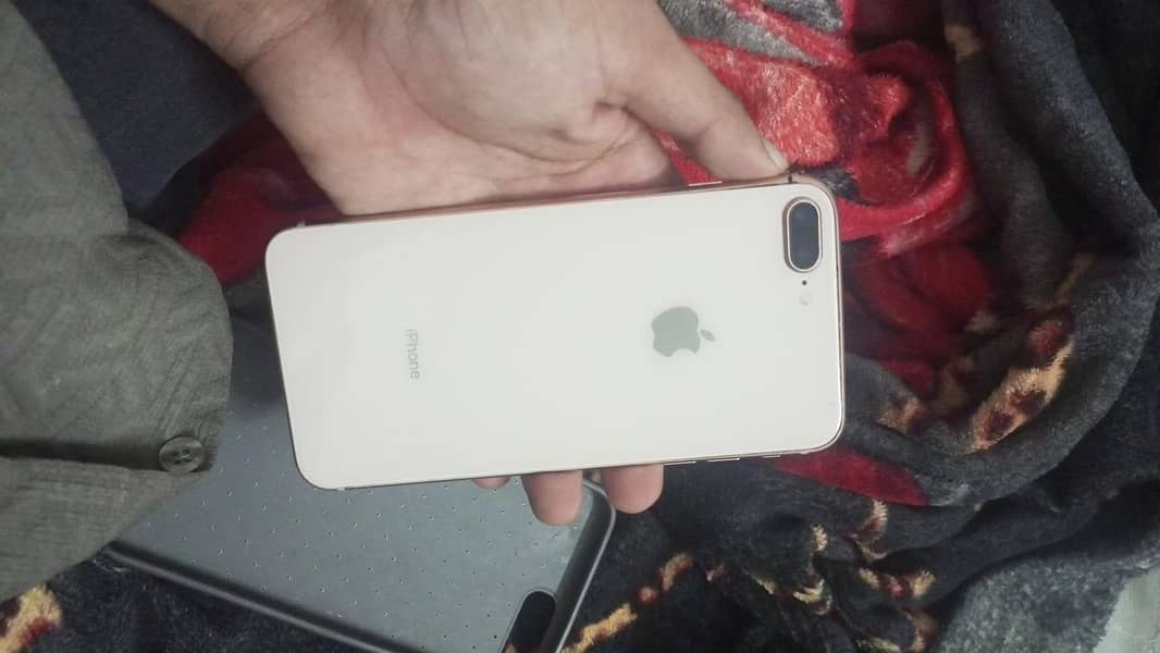 Apple iPhone 8 Plus 4