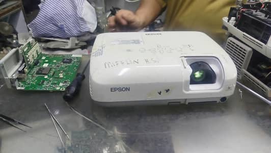 ALL KINDS OF PROJECTORS AVAILABLE FOR SCHOOL COLLEGE OFFICE HOME