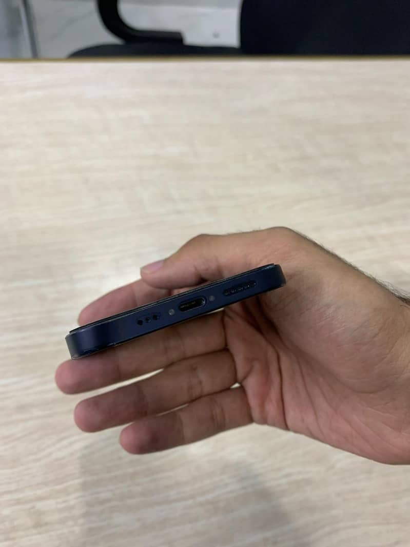 Apple iPhone 12 4