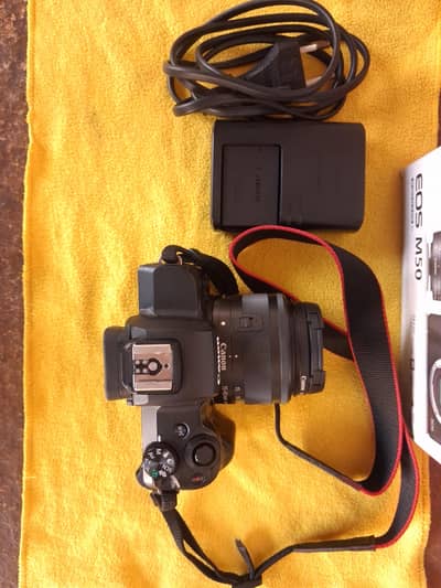 Canon M50 with 15 45mm lens + box + charger bettery
