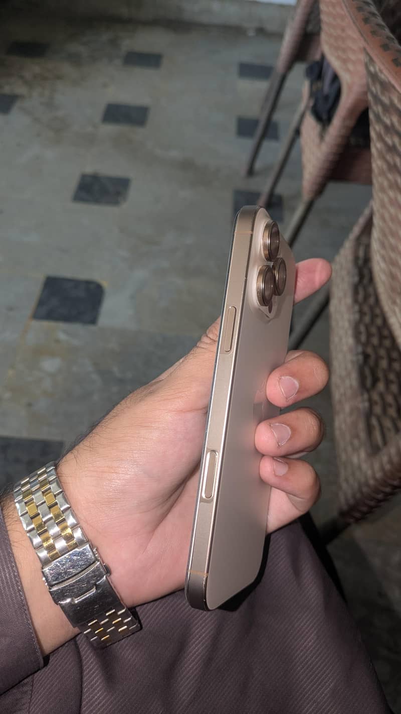 Apple iPhone 16 Pro Max 1