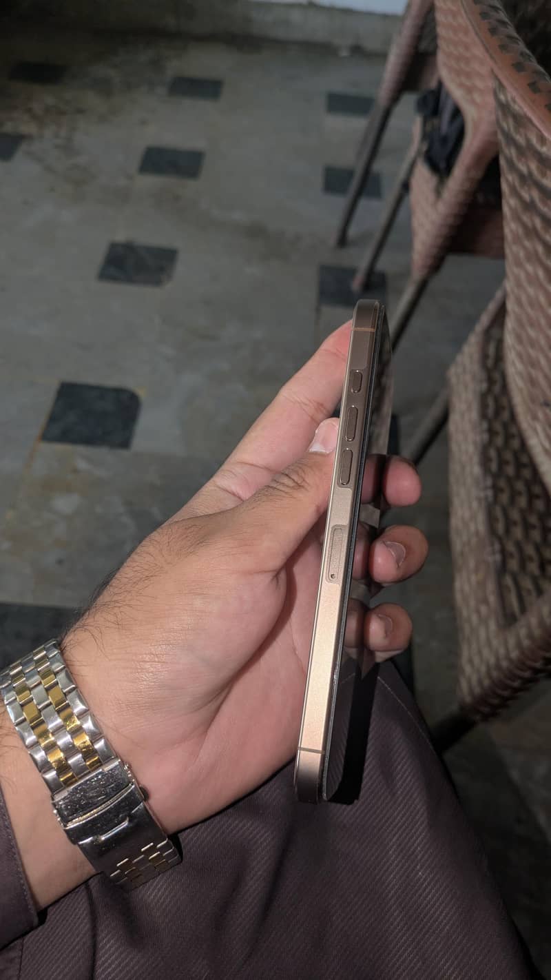 Apple iPhone 16 Pro Max 2