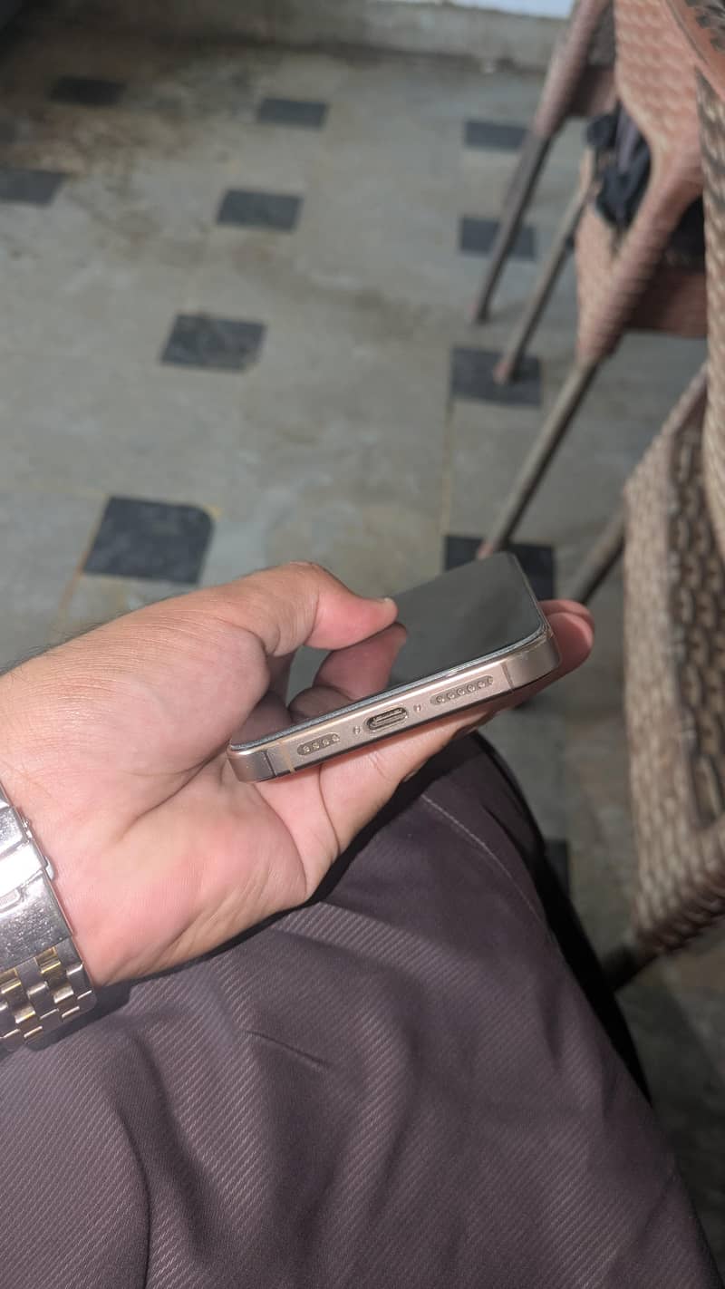 Apple iPhone 16 Pro Max 4