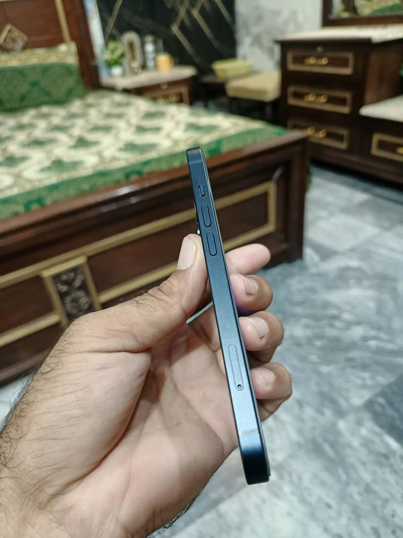 Apple iPhone 13 5