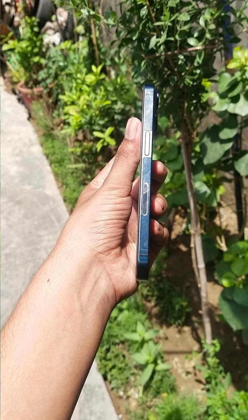 Apple iPhone 13 2