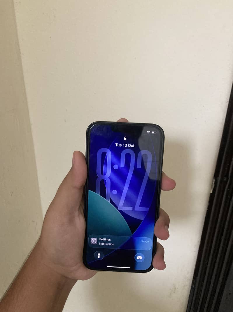 Apple iPhone 16e 1