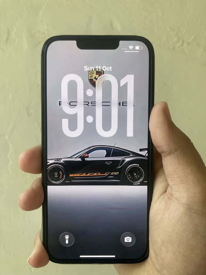 Apple iPhone 16e 4