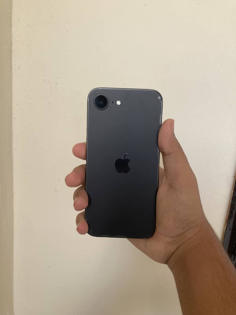 Apple iPhone 16e 5