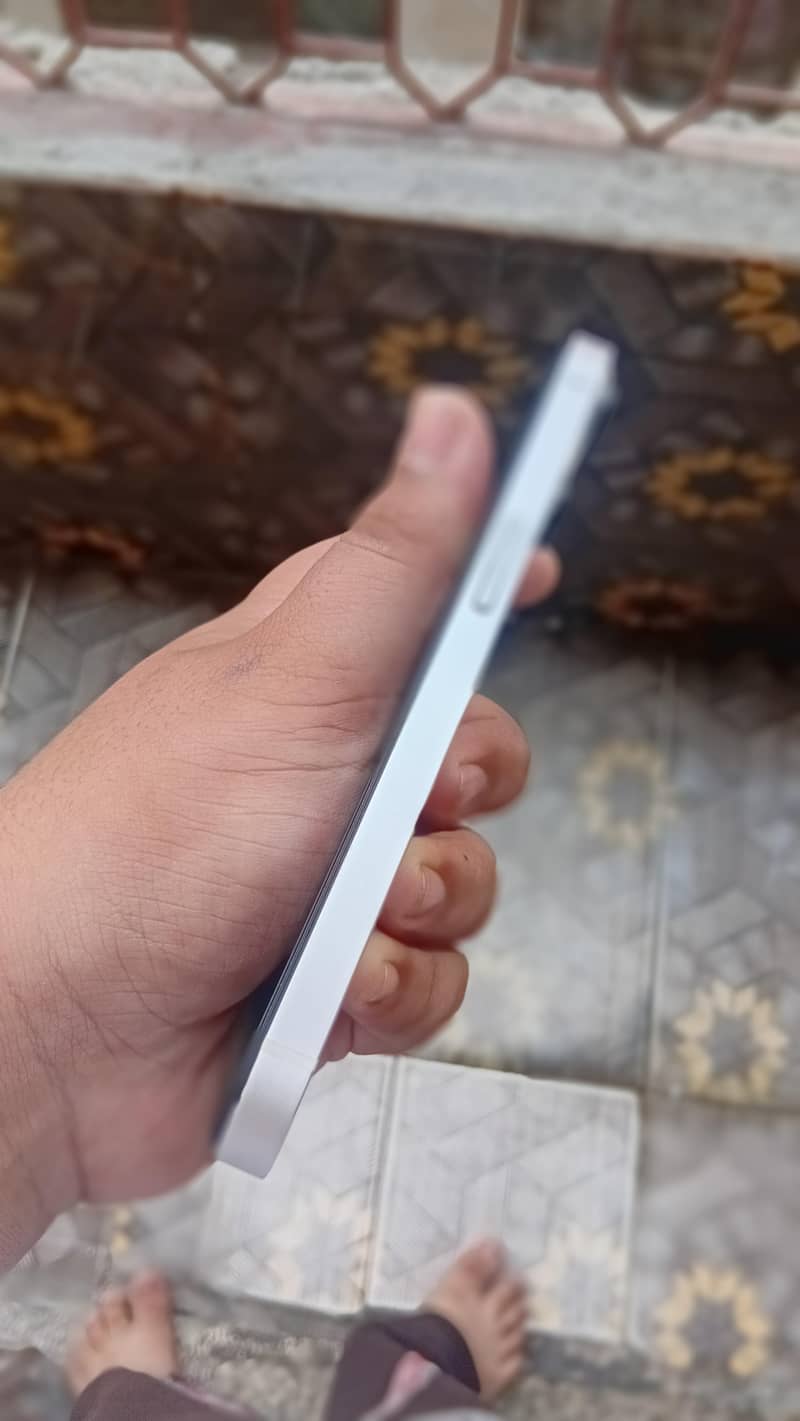 Apple iPhone 13 2