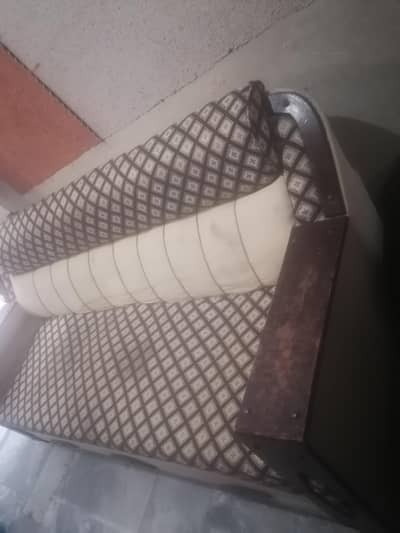 sofa achi condition me ha majboori ma sale ker rha ha
